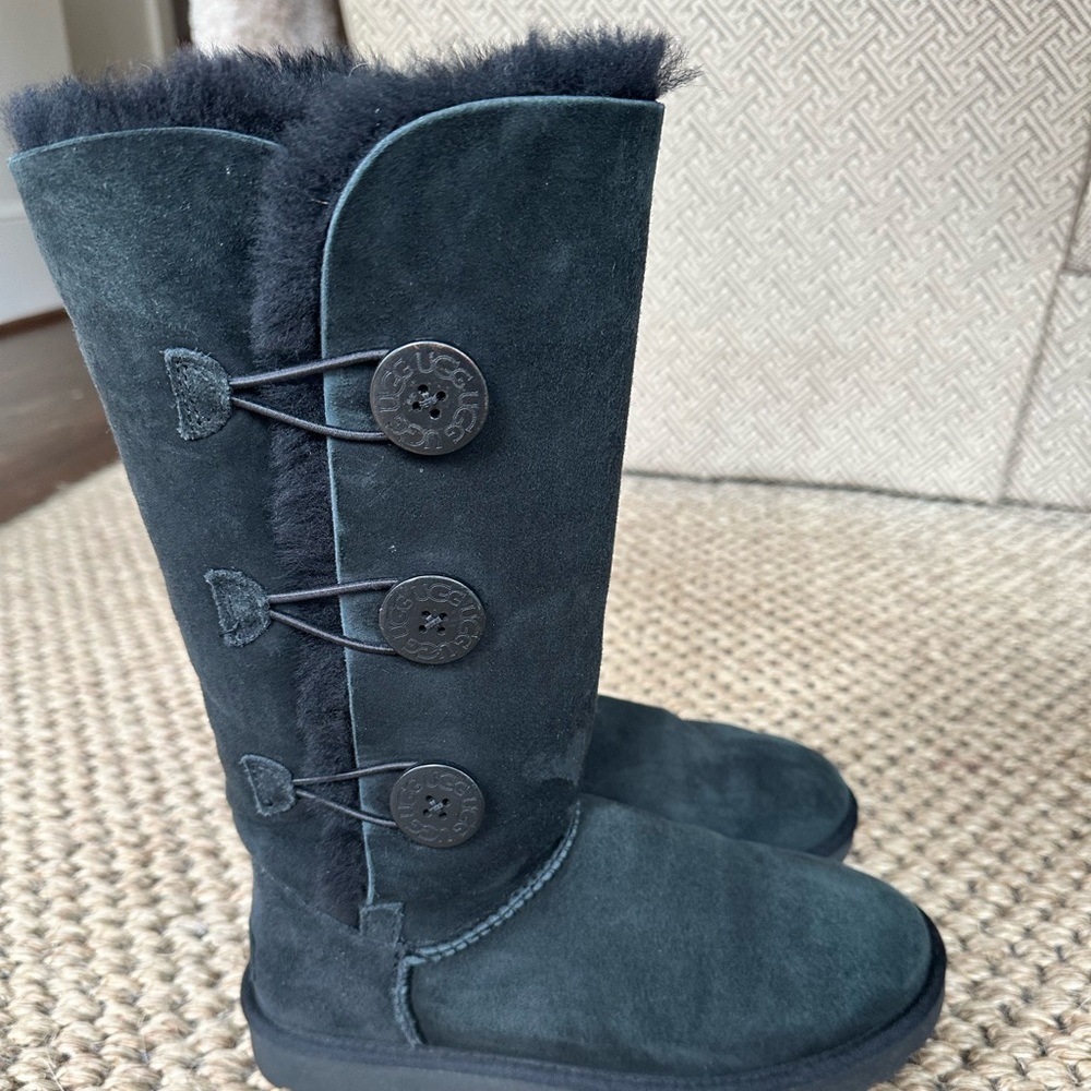 UGG Bailey suede button triplet II! Sz 7.